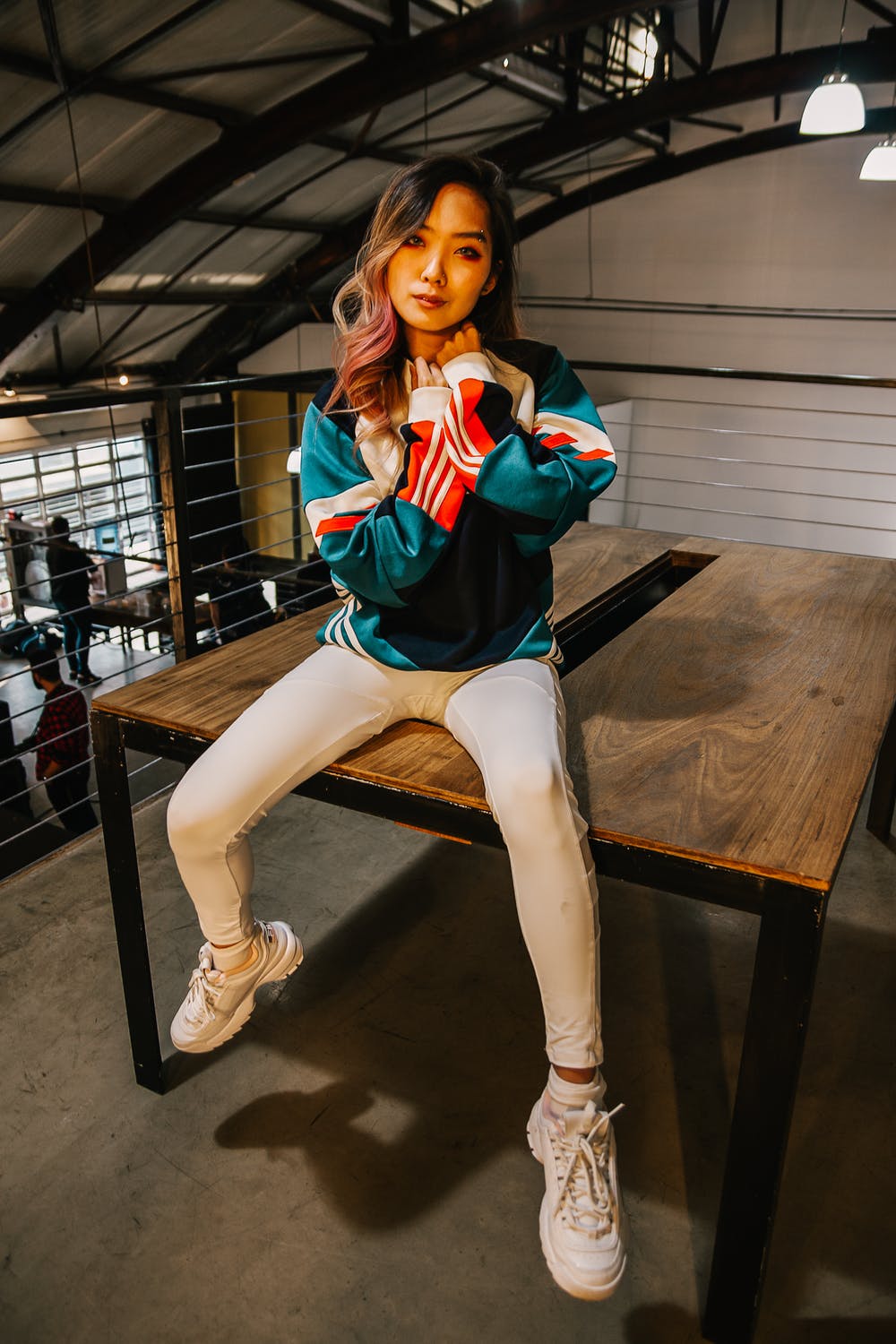 Asiatisk kvinde i sportstøj	