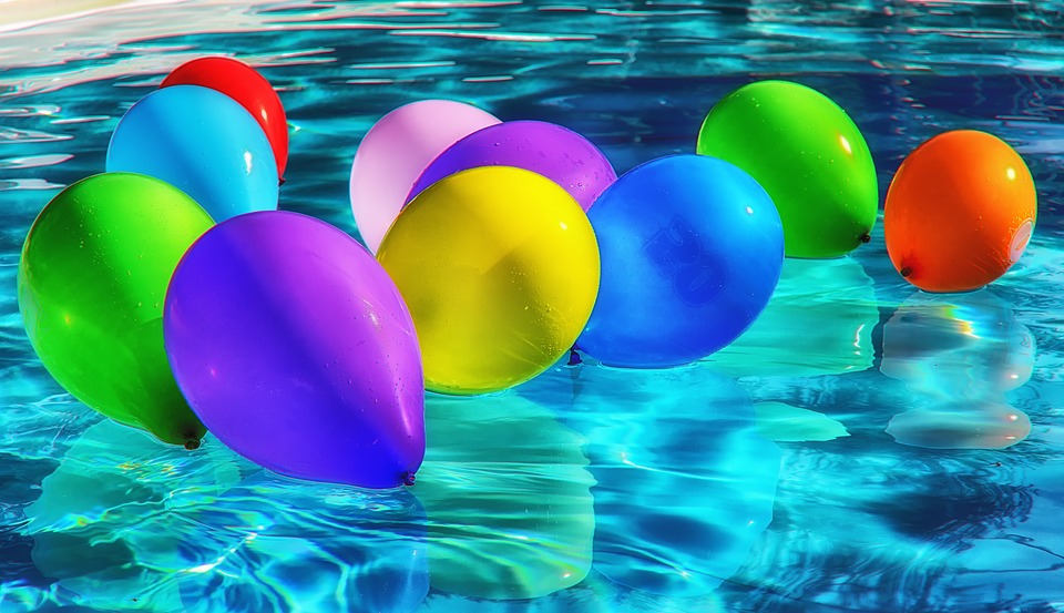 Flydende balloner i pool 