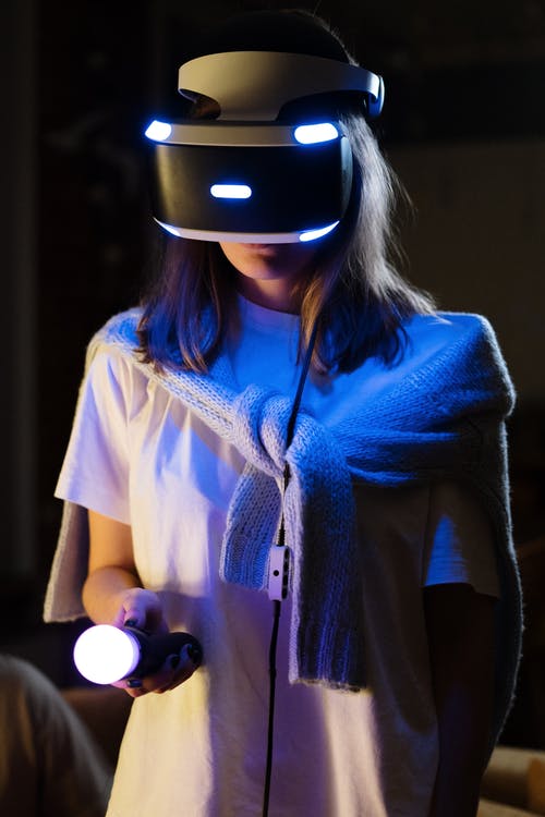 Kvinde med VR headset