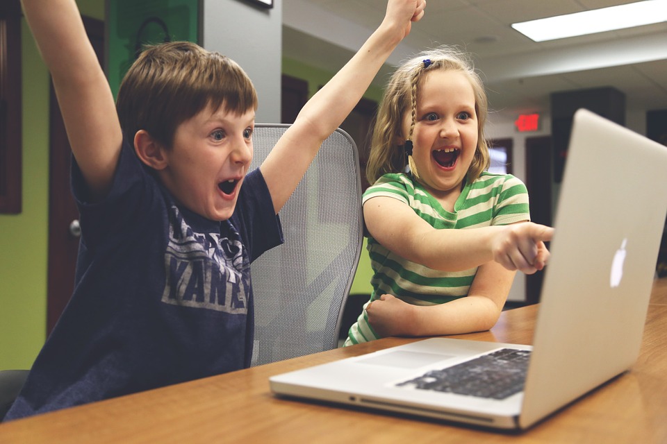 Glade børn ved computer